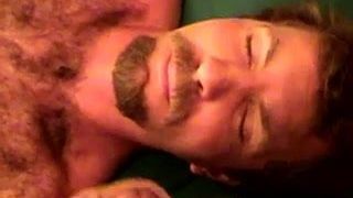 Redneck heterosexual peludo recibe tratamiento facial