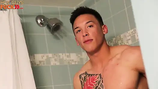 Cewek semok latina ini dientot habis-habisan sama besar sampai matanya merem melek