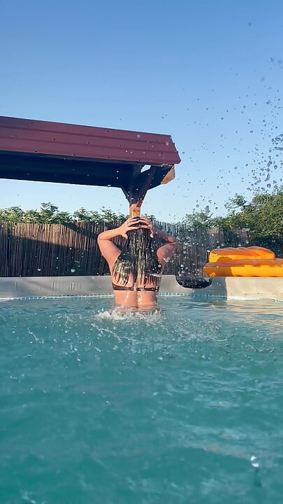 Seksowny basen dokucza w małym bikini