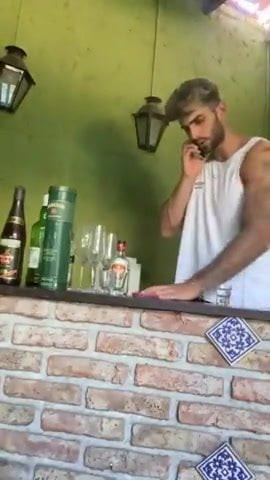 preparando un trago
