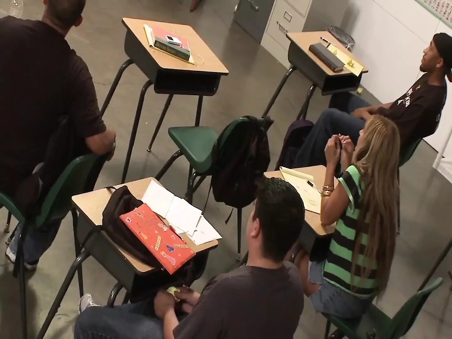 In classe ti scopi meglio scena- la studentessa mora latina diamond kitty con grandi tette scopa il suo insegnante mentre fa colazione