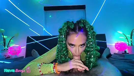 Neon-schönheit armani black rutscht aus der rave für eine lustvolle affäre!