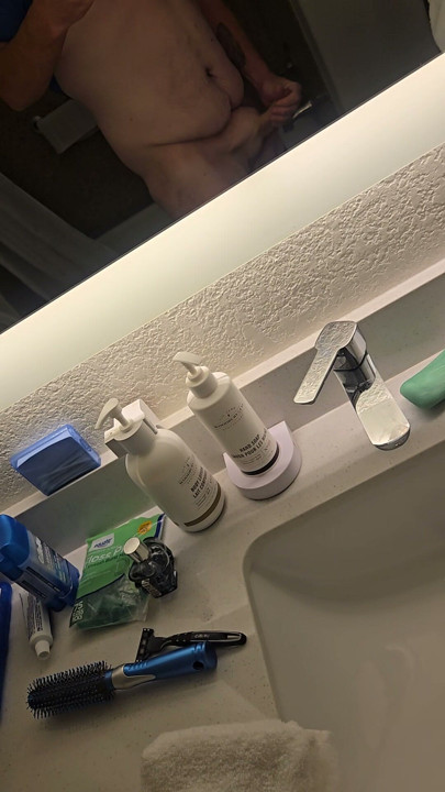Horny and hard seeing what's out there like to try something new, hit me up. Send me tributes, do all of it. Get all dirty