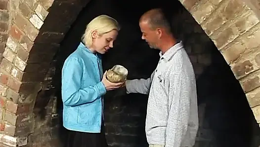 Memek becek gadis remaja rambut pirang dijilat dan dientot pakai sepatu hak tinggi