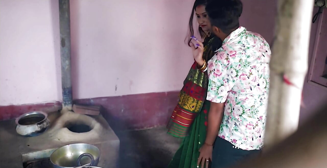 Step son ke samne hi uski step mother ko chod diya
