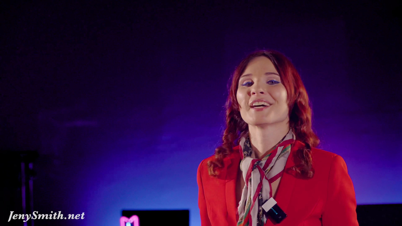 治疗不安全：她在中途脱衣服