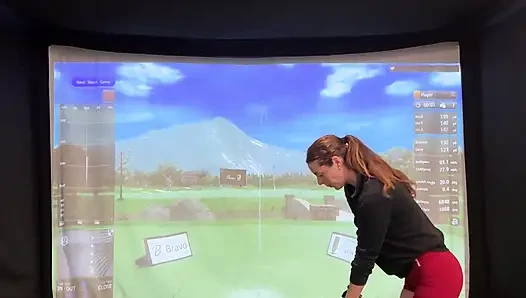 Benim lush ile bir simülatörde golf yapmaya çalışıyorum! Ben sallanırken boşalmamaya çalışıyorum!