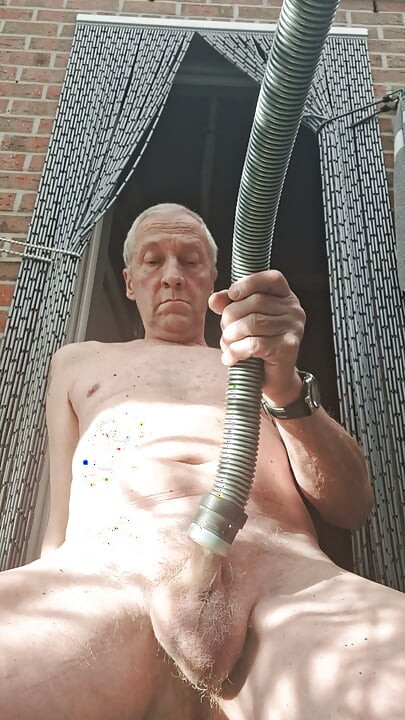 DADDY NO HANDS VACUUMCLEANER SUCK DICK ANALTOY SEXSHOW FLYING CUMSHOT