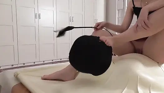 Поклонение ступням в вакуумной кровати!