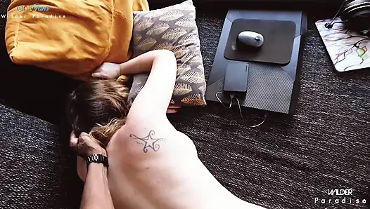 Pengasuh mengambil penis hitam saya ketika istri saya pergi, saya menidurinya dan cum di pantatnya yang besar dan gemuk