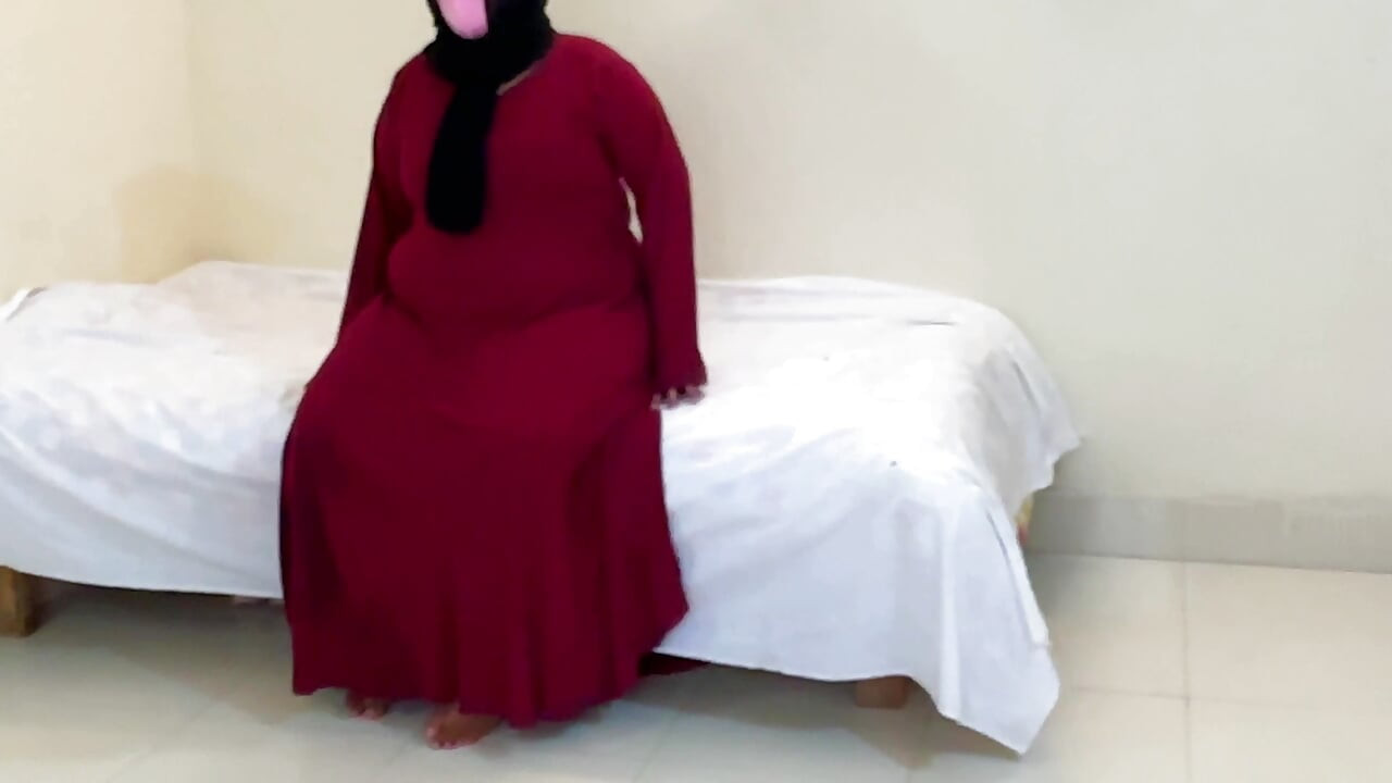 Meniduri ibu mertua muslim gemuk dengan burqa merah & jilbab (bagian-2)