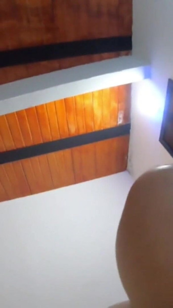 Unvergesslicher moment von "Latina-hure schüttelt großen hintern und versohlt ihren fetten arsch, sie liebt den Daumen, der in ihrem riesigen frechen analloch - Jhodez1 steckt"