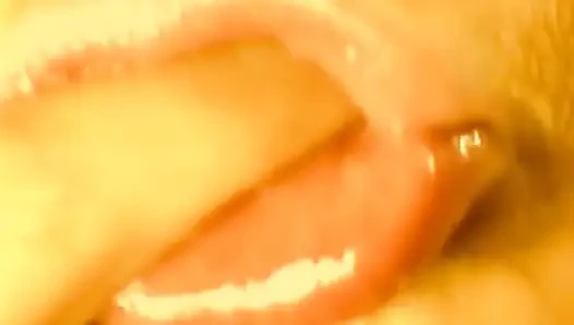Puppe mit dicken titten sammelt nach dem anal-fick sperma in ihrer muschi