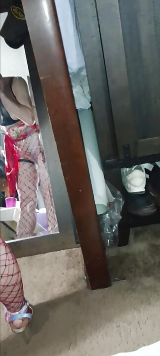 A prostituta mascarada chupa novamente
