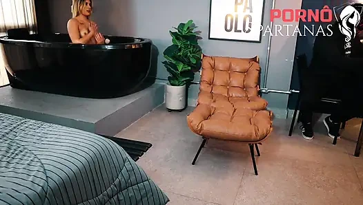 Blondine fickt heiß, um sich am banditen zu rächen