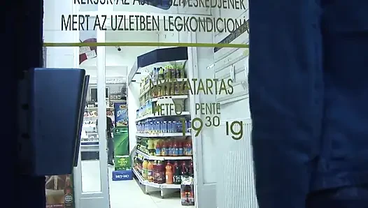 Versautes schätzchen wird mitten in einem supermarkt gefickt