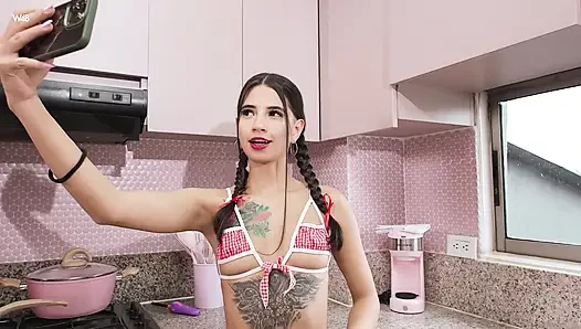 Mutfakta pembe makineyi sikiyor
