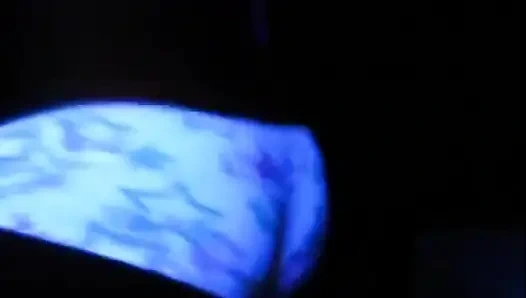 Karanlıkta dans ediyor