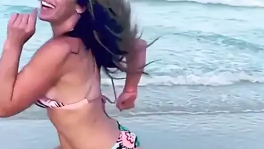 Mickie James court sur une plage en bikini. wwe, tna.