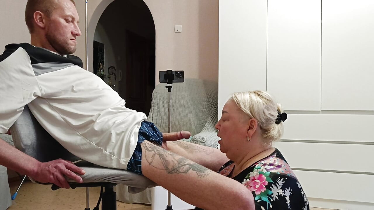 Maćeha puši kurac da dobije dovoljno sperme