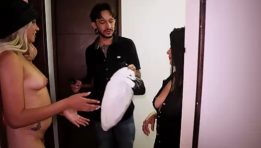 Cewek-cewek jalang ini ngentot kontolku sampai belenggu di lorong