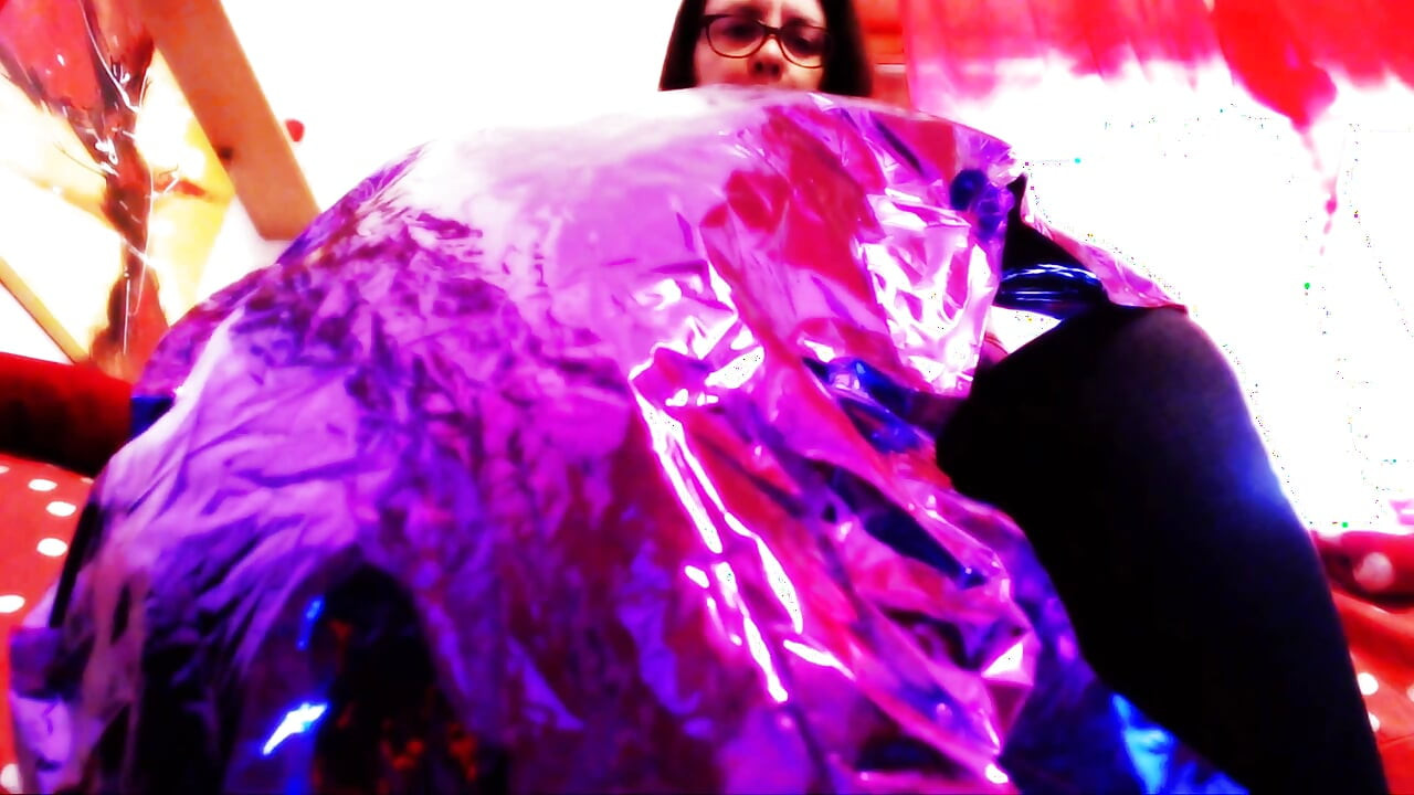 Latex-ritual: Die Spannung Des Riesen