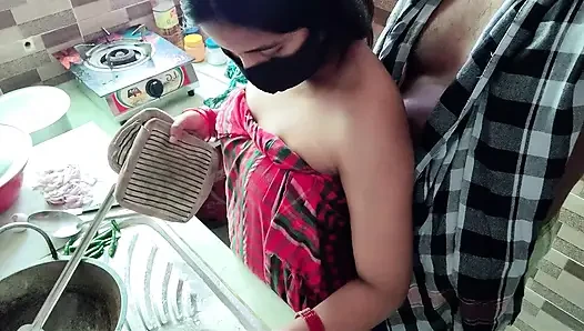 Istri hot india dientot romantis sama suaminya di dapur
