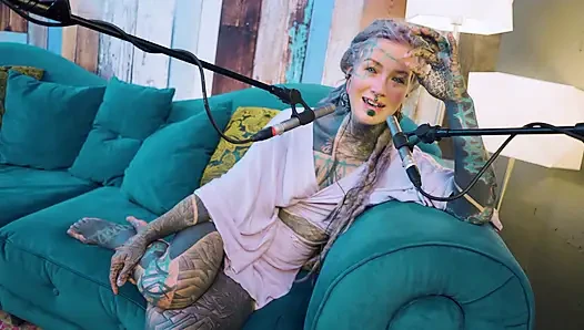 Aku lagi ngomongin tentang b - bordem - asmr podcast sfw lagi ngobrol sama model bertato rambut gimbal asal gotik