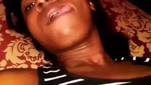Une nana haïtienne se masturbe pour son amant marié