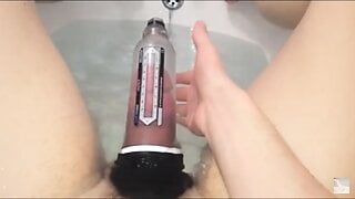 Mencoba pompa penis bathmate