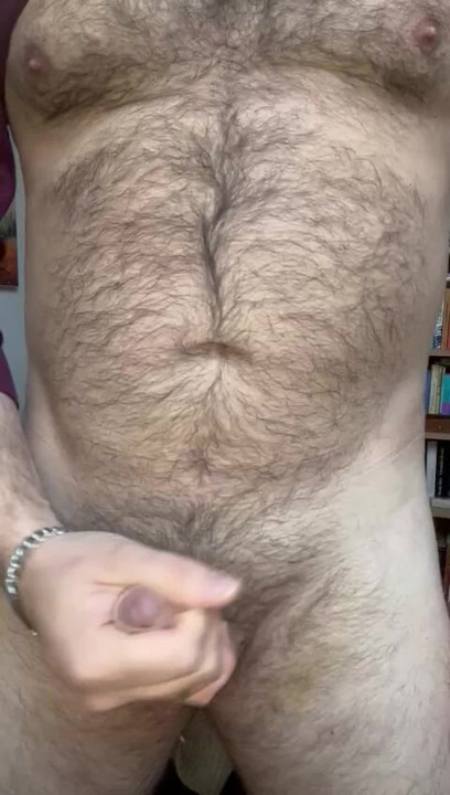Cowboy trucker dengan memek berbulu lagi asik ngocok kontol kecilnya