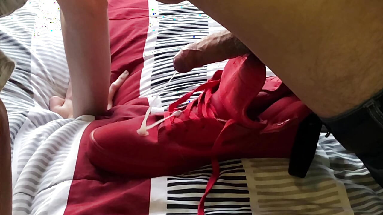 De roodgloeiende Supranational Sneakers van een vriend neuken