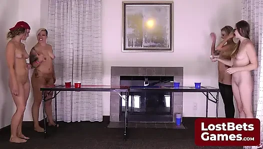 Strip-bier-pong-spiel, spannung steigt vor Tobis berühmtem tattoo