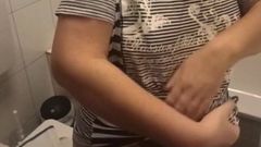 Baculatá zrzavá žena v domácnosti si sundala košili 2
