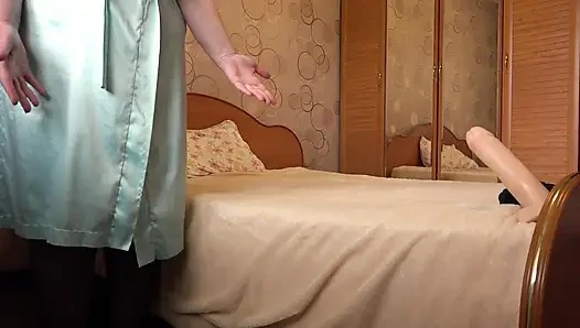 Kirli iç çamaşırlarıma mastürbasyon mı yapıyorsun? Sana yardım edeceğim. Busty tüylü mastürbasyon yapıyor ve okşuyor