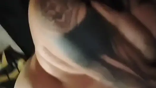 Моя лучшая подруга играет с ней передо мной, но предпочитает играть с моим пенисом внутри ее тугогого жира