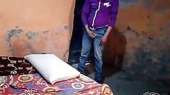 Menino indiano sozinho em casa ficando nu