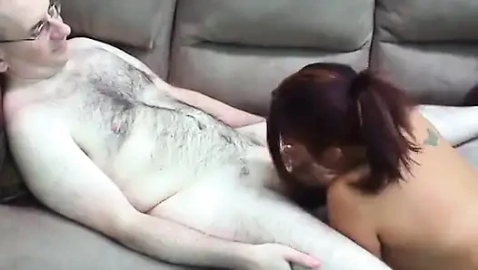 Cewek sange rambut cokelat dengan celana dalam merah muda lagi asik mainin memeknya sambil nyepong kontol