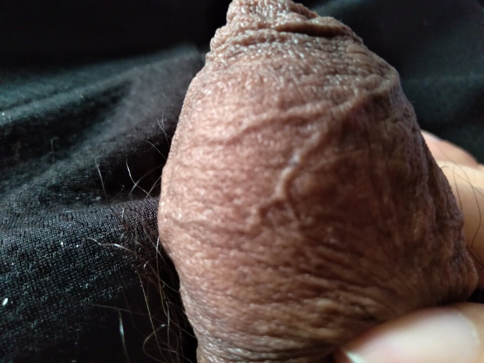 gej momak masturbira svoj kurac sa puno energije