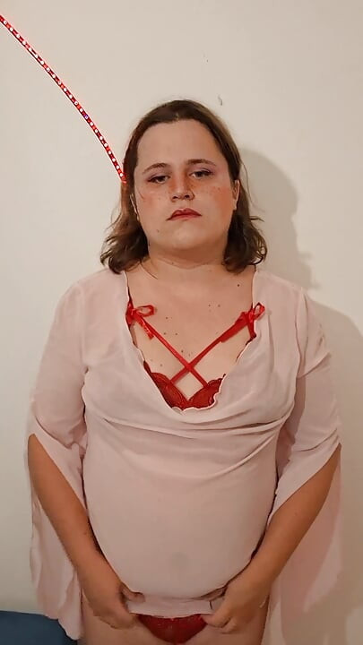 Süße T-Girl zieht sich für dich aus