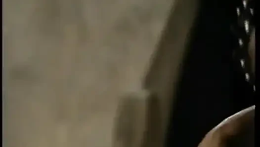 Она связанная немецкая черная крошка, которая была выпорота