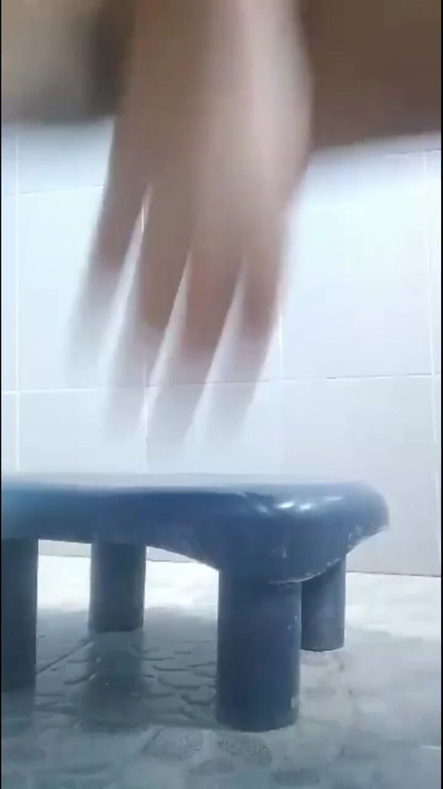Indisk jente fingrer seg i badet | klipp 3
