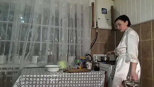 Сексуальная грязная домохозяйка с большими сиськами! ОИ! Покрывающие сиськи в еде!