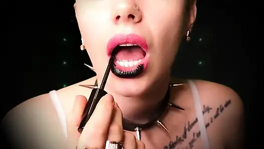 Du hast so das glück, dass ich dich verehren und überall auf meinen hochglänzenden schwarzen lippen wichsen lasse!