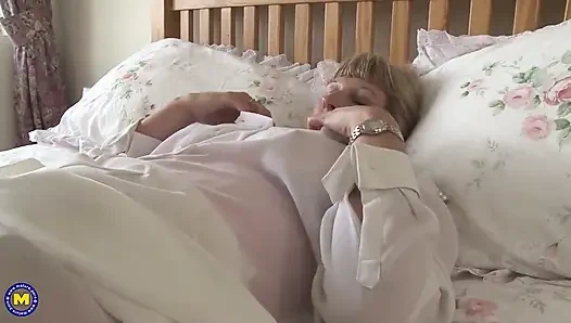 Azgın olgun yatakta amını parmaklıyor