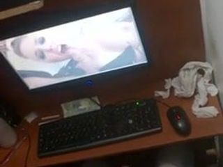 Atrapado masturbándose en el cibercafé