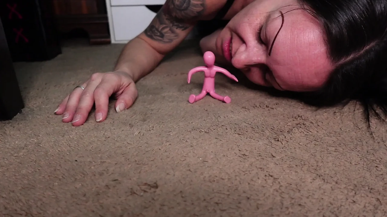 Giantess Queen Descends