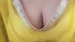 La moglie indiana arrapata paffuta con grandi tette si masturba