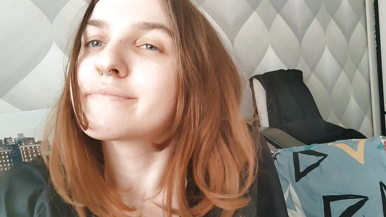 Hot brunette kneppede sin stramme røv med sin dildo, mens hun var alene hjemme
