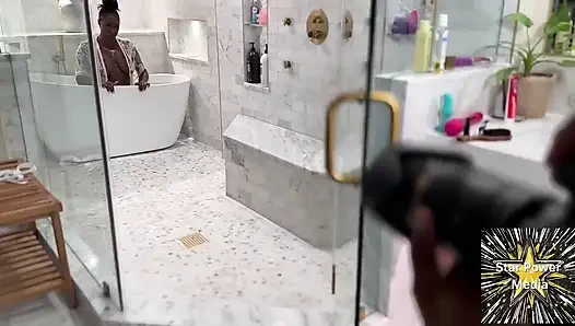 Ateşli sırılsıklam: Giana'nın yaramaz banyosu azdırıyor
